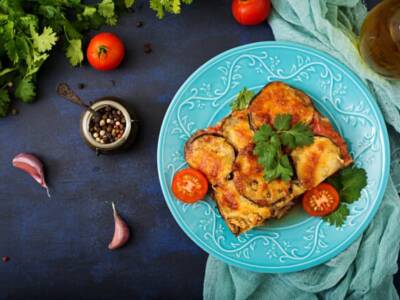 Идея для легкого ужина: гратен из баклажанов с помидорами и сыром. Афиша Днепра