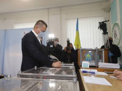 Борис Филатов проголосовал на местных выборах. Афиша Днепра