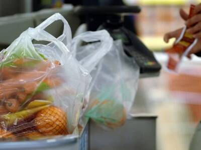 Дешево и сердито: в супермаркете Днепра заметили женщину с пакетом на лице. Афиша Днепра