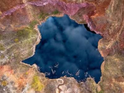 Фотограф запечатлел уникальное черное озеро на Днепропетровщине. Афиша Днепра