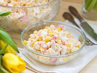 Новогодние рецепты: крабовый салат с рисом и кукурузой. Афиша Днепра