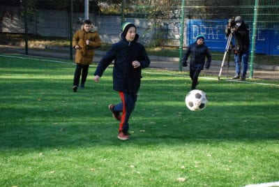 У школах Дніпра стає дедалі більше нових сучасних футбольних міні майданчиків. Афиша Днепра
