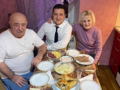 Как у всех: Зеленский показал фото с родителями на кухне. Афиша Днепра