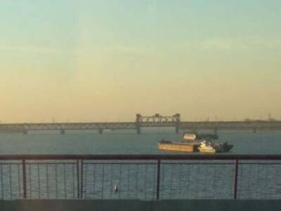 В Днепре подняли пролет Амурского моста для прохода судов до закрытия навигации. А