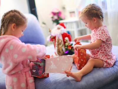 Под подушкой и в сапожках: интересные подарки на День святого Николая детям. Афиша Днепра