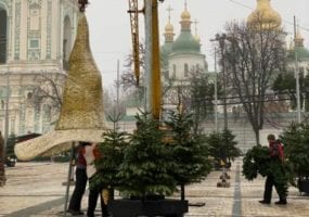 Не год, а шляпа: на Софиевскую площадь вернулся скандальный "атрибут" 2020. Афиша Днепра