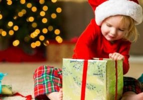 Кто на самом деле кладет игрушки: как родителям рассказать детям тайну новогодних подарков. Афиша Днепра