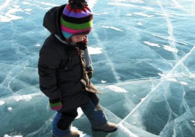 Инстинкт самосохранения отсутствует: дети гуляют по тонкому льду. Афиша Днепра