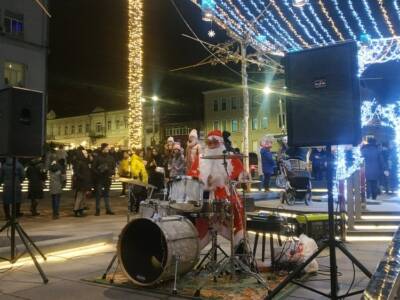 В центре Днепра горожан развлекал Санта-музыкант (ВИДЕО). Афиша Днепра