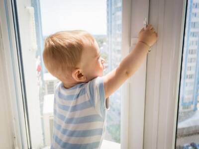 В квартире больше никого не было: 2-летний ребенок закрыл маму на балконе. Афиша Днепра
