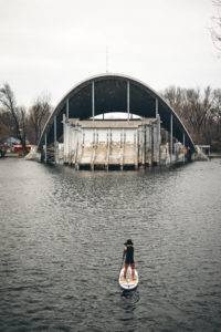 Днепрянин устроил заплыв на сап-борде по озеру в парке Глобы (Фото). Афиша Днепра