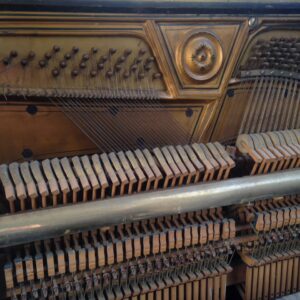 Настоящий раритет: в днепровскую школу передадут старинное пианино. Афиша Днепра
