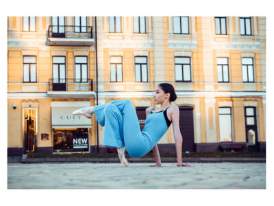 Балерина в пачке и пуантах гуляет по городу (Фото)