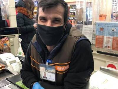 Кассир с инвалидностью завоевал симпатию покупателей днепровского супермаркета. Афиша Днепра