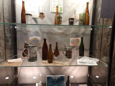 Раритет: днепрянин передал в музей старинную бутылку от пива (Фото). Афиша Днепра