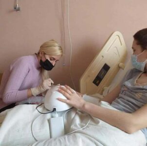 15-летняя Лиза, которая чудом выжила в страшном ДТП, сделала первые шаги после комы. Афиша Днепра