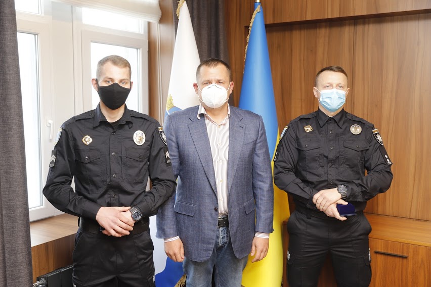 Борис Филатов вручил медали полисменам, которые спасли ребенка и трех взрослых из-под льда на Днепре. Афиша Днепра