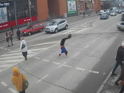 Новый тренд в TikTok: в Днепре парень "перешел" дорогу на руках (Видео). Афиша Днепра