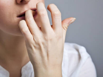 Ты удивишься: ученые заявили о пользе привычки грызть ногти. Афиша Днепра