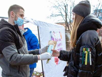 В Днепре раздали подарки от мэра в честь 8 марта. Афиша Днепра
