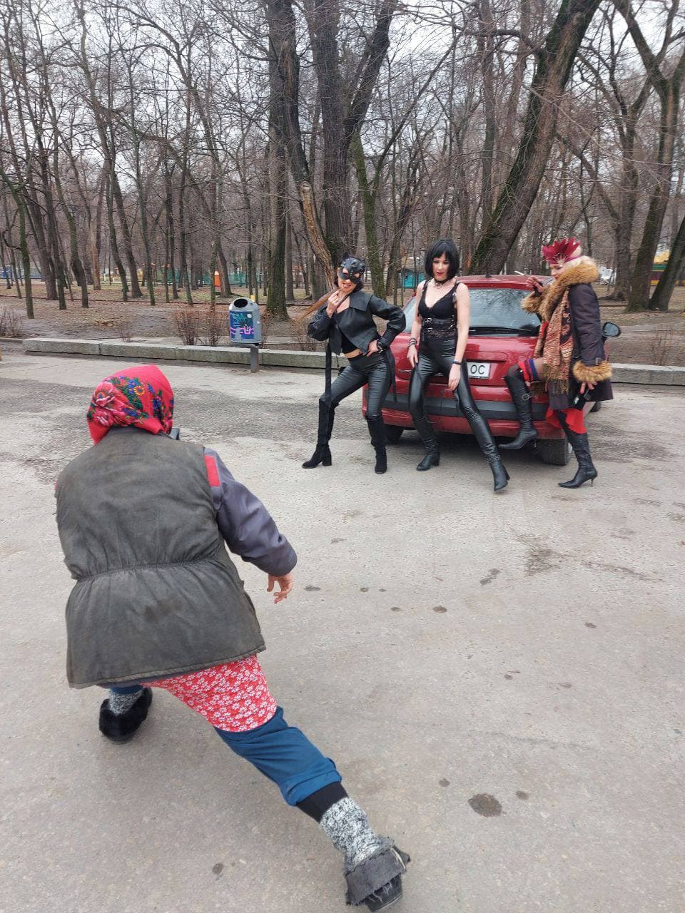 В парке Глобы девушки устроили БДСМ вечеринку Фото Видео
