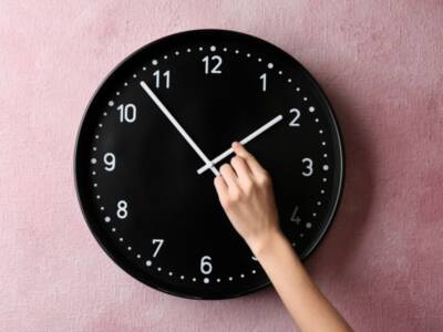 На этой неделе Украина переходит на летнее время: когда и на сколько переводим часы. Афиша Днепра