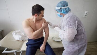 «Обнаженная» вакцинация Зеленского взволновала соцсети: реакция украинцев. Афиша Днепра