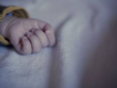 Спали в одной кровати: на Днепропетровщине младенец задохнулся под маминым телом. Афиша Днепра