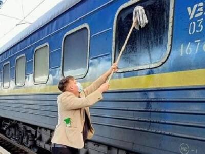 Возмущенный грязью иностранец помыл окно поезда в Украине (Фото). Афиша Днепра