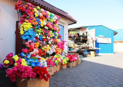 На Днепропетровщине запретили торговать искусственными цветами к поминальным дням. Афиша Днепра