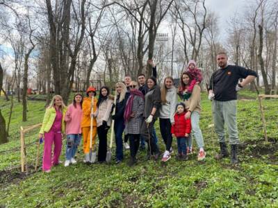 Днепровские блогеры высадили в парке Зеленый Гай 15 кленов. Афиша Днепра
