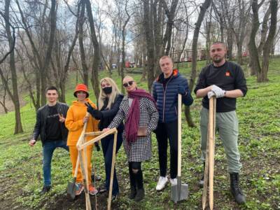 Днепровские блогеры высадили в парке Зеленый Гай 15 кленов. Афиша Днепра