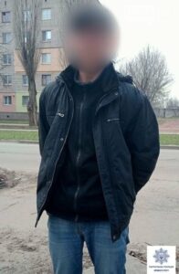 На Днепропетровщине мужчина пытался "укатить" металлическую крышку люка (Фото). Афиша Днепра