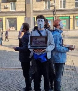 В центре Днепра молодежь в масках Анонимуса агитировала за веганство. Афиша Днепра