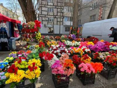 В Днепре действует запрет на продажу искусственных цветов: что думают горожане. Афиша Днепра