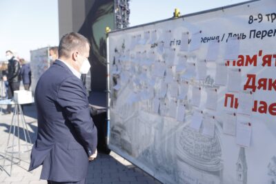 «Помним и гордимся»: Борис Филатов вместе с днепрянами оставил надпись на доске благодарности ветеранам Второй мировой. Афиша Днепра