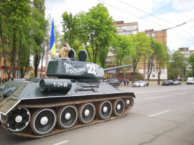 По улицам Кривого Рога проехал танк времен Второй мировой войны. Афиша Днепра