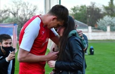 Романтично: футболист сделал предложение своей девушке сразу после матча. Афиша Днепра