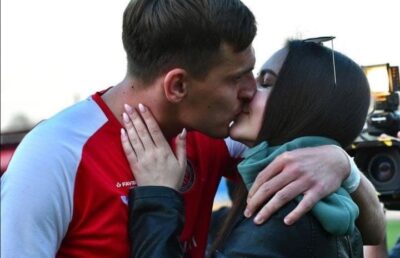 Романтично: футболист сделал предложение своей девушке сразу после матча. Афиша Днепра