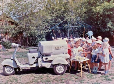 В 50-е в детсады приезжали чудо-машины с квасом (фото). Афиша Днепра