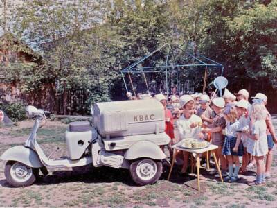 В 50-е в детсады приезжали чудо-машины с квасом (фото). Афиша Днепра