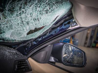 Парковался под подъездом: соседи разбили лобовое стекло водителю (Фото). Афиша Днепра