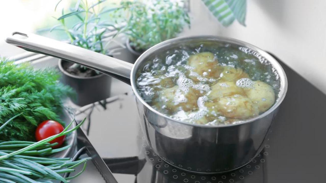 Варка картошки. Овощи кладут в кипящую воду фото. Вода кипящая кастрюля с картошкой. Отвар от молодой картошки. Картошку в холодную или кипящую воду