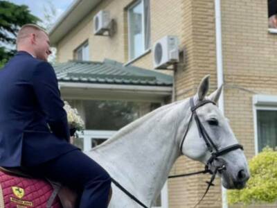 Как в сказке: в Днепре жених прибыл на свадьбу на белом коне (Фото). Афиша Днепра