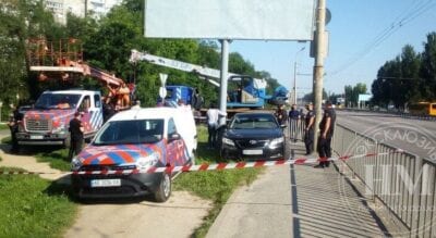 Демонтажу аварийных билбордов снова препятствуют люди Краснова. Афиша Днепра