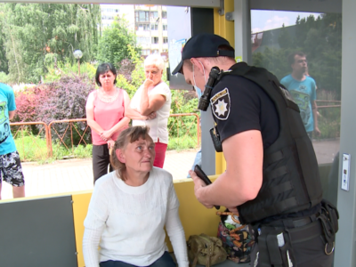 В Днепре патрульные помогли бабушке из Харькова, которая потеряла дом. Афиша Днепра