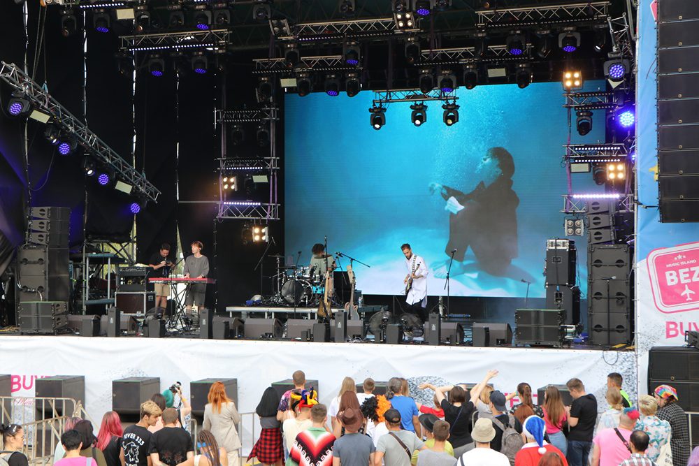 Известные исполнители, 3 сцены и любимая музыка: в Днепре начался фестиваль «БezViz». Афиша Днепра