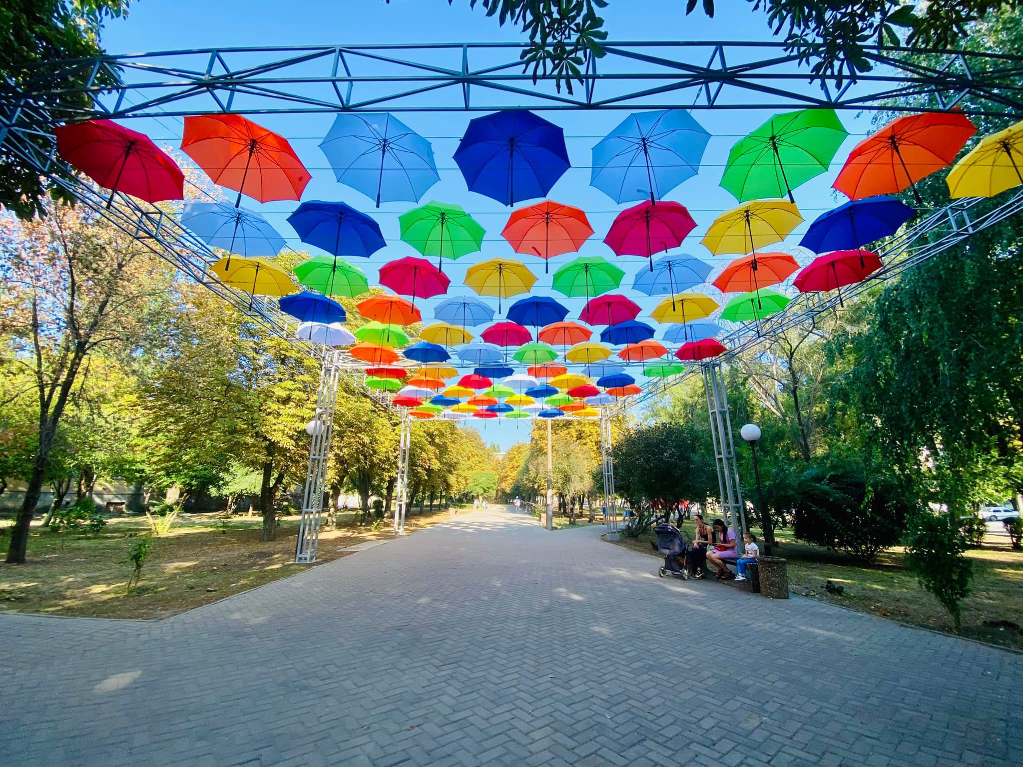 улица с зонтиками в санкт петербурге