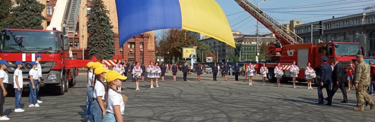 Самый большой флаг Украины в Днепре подняли в центре города. Афиша Днепра