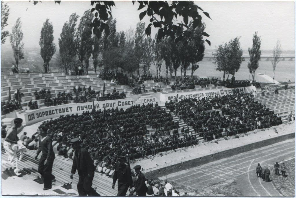 Исторические фото Днепра: первый больной стадион города. Афиша Днепра